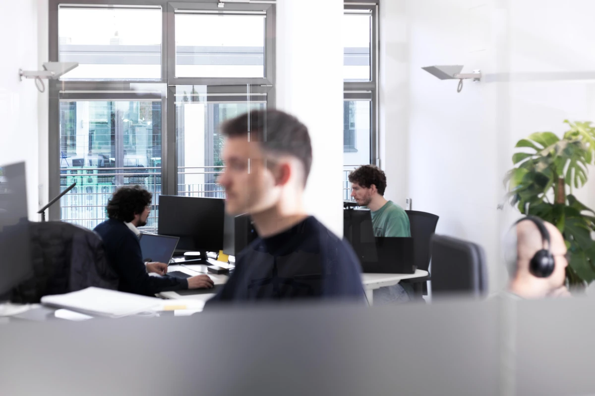 Konzentrierte Arbeitsatmosphäre im Team für komplexe Datenvorhaben, Business Intelligence und künstliche Intelligenz. Datenpotenziale jetzt in echtes Kapital übersetzen