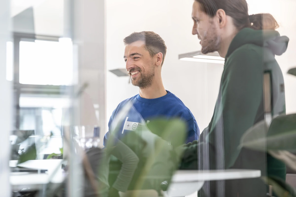 Fachlicher Austausch im Team von Heringer Consulting über die Integration von Generative AI in bestehende Systemlandschaften. KI readiness und Datenstrategie clever vereint