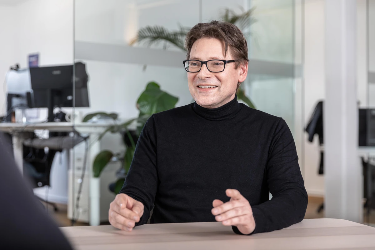 Tim Ehrig, Sales Manager bei Heringer Consulting, im Gespräch in den Kölner Büroräumlichkeiten. Image Tim Ehrig